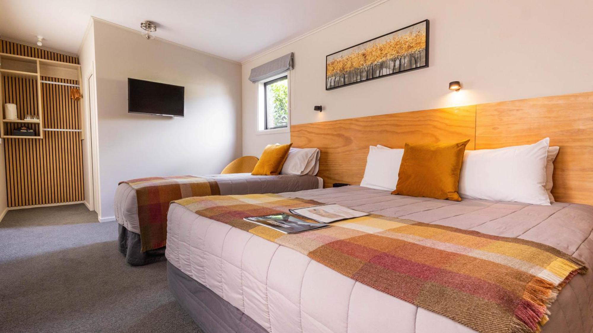 Shakespeare House Bed & Breakfast Te Anau Bagian luar foto
