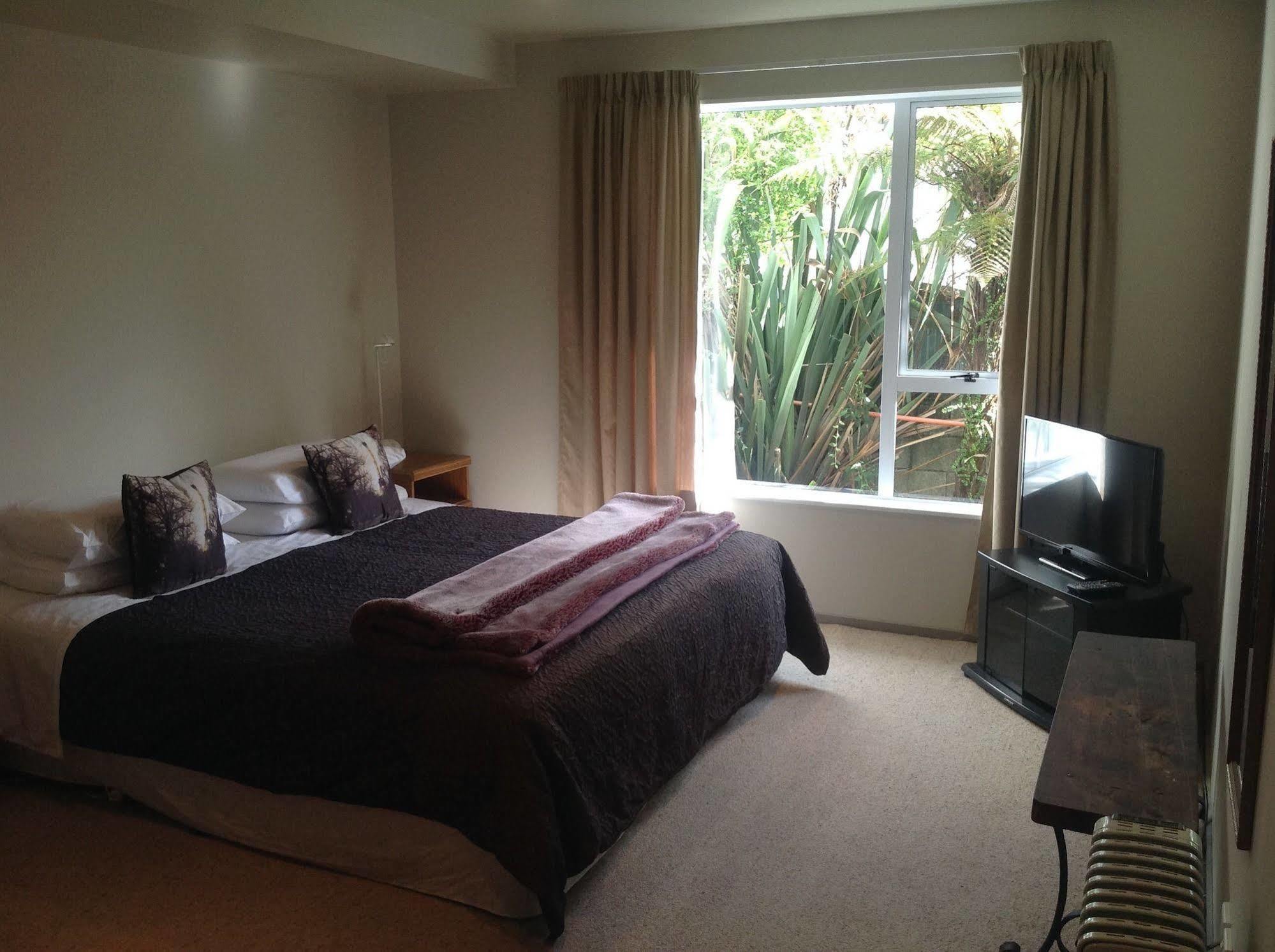 Shakespeare House Bed & Breakfast Te Anau Bagian luar foto